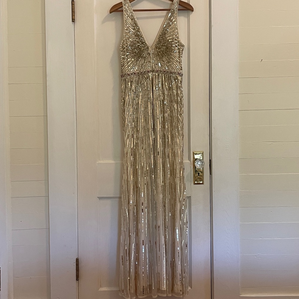 SOLD. New Mac Duggal Gold Sequin Embellished Evening Gown size 4 - Picture 10 of 17